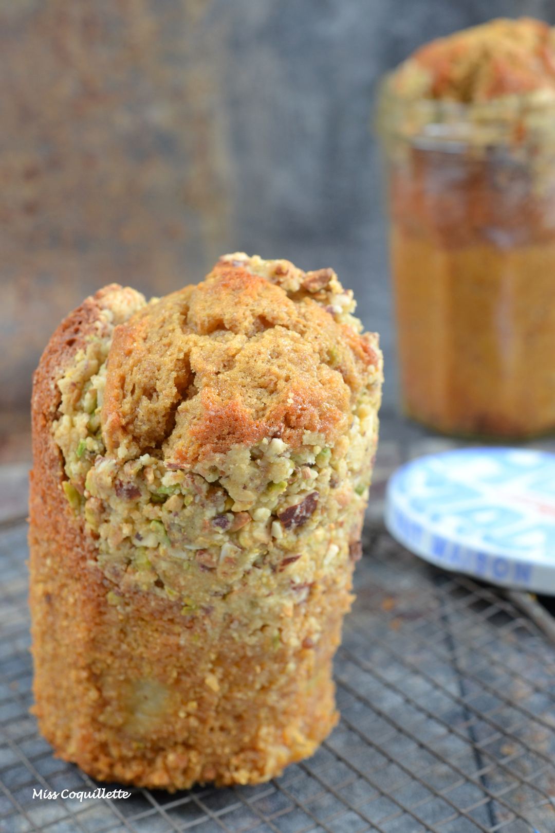 Cake bocal poire pistache - Visuel de recette - J'ai Pas Faim!!! - Copyright Miss Coquillette