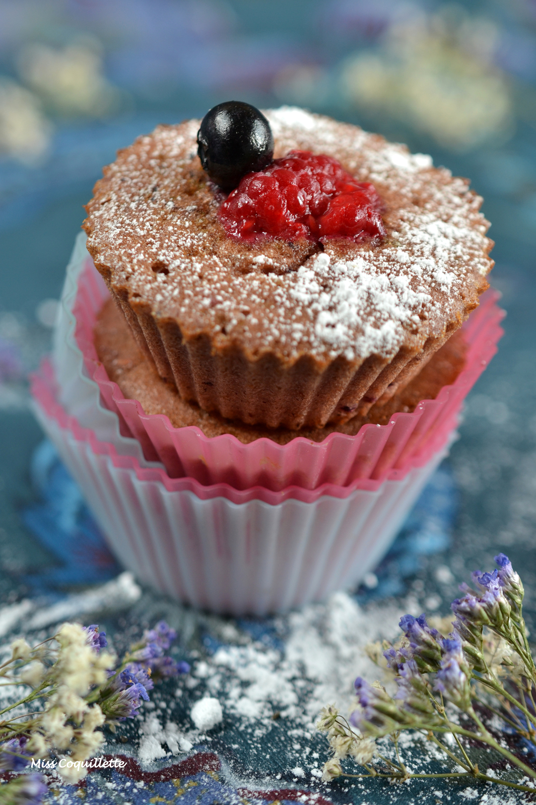 Moelleux aux framboises et myrtilles - Visuel de recette - J'ai Pas Faim!!! - Copyright Miss Coquillette