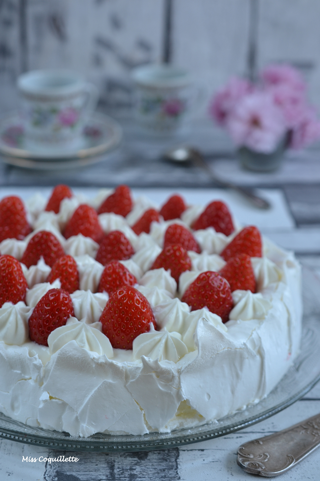 Pavlova aux fraises - Visuel de recette - J'ai Pas Faim!!! - Copyright Miss Coquillette