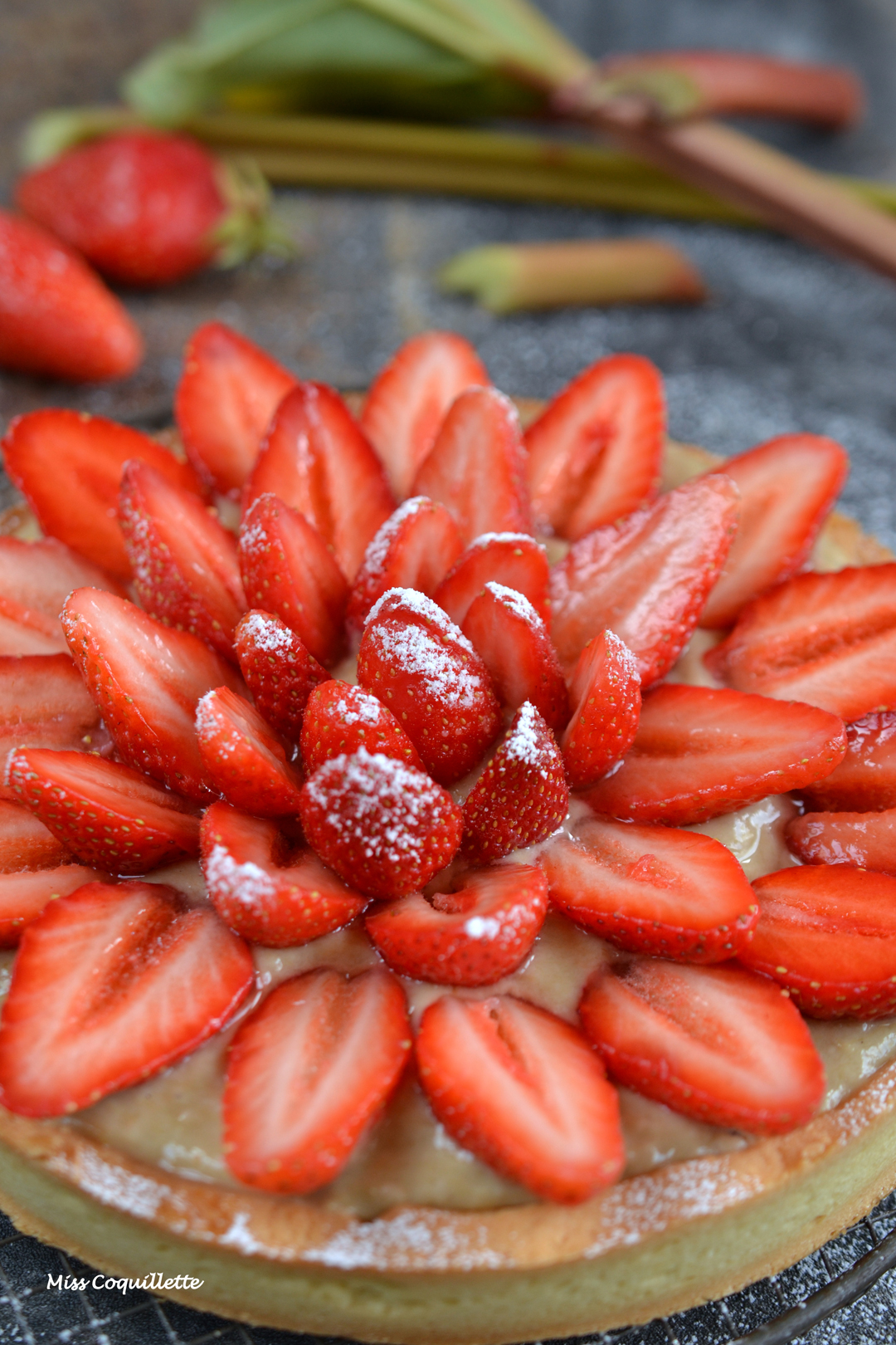 Tarte fraises rhubarbe - Visuel de recette - J'ai Pas Faim!!! - Copyright Miss Coquillette