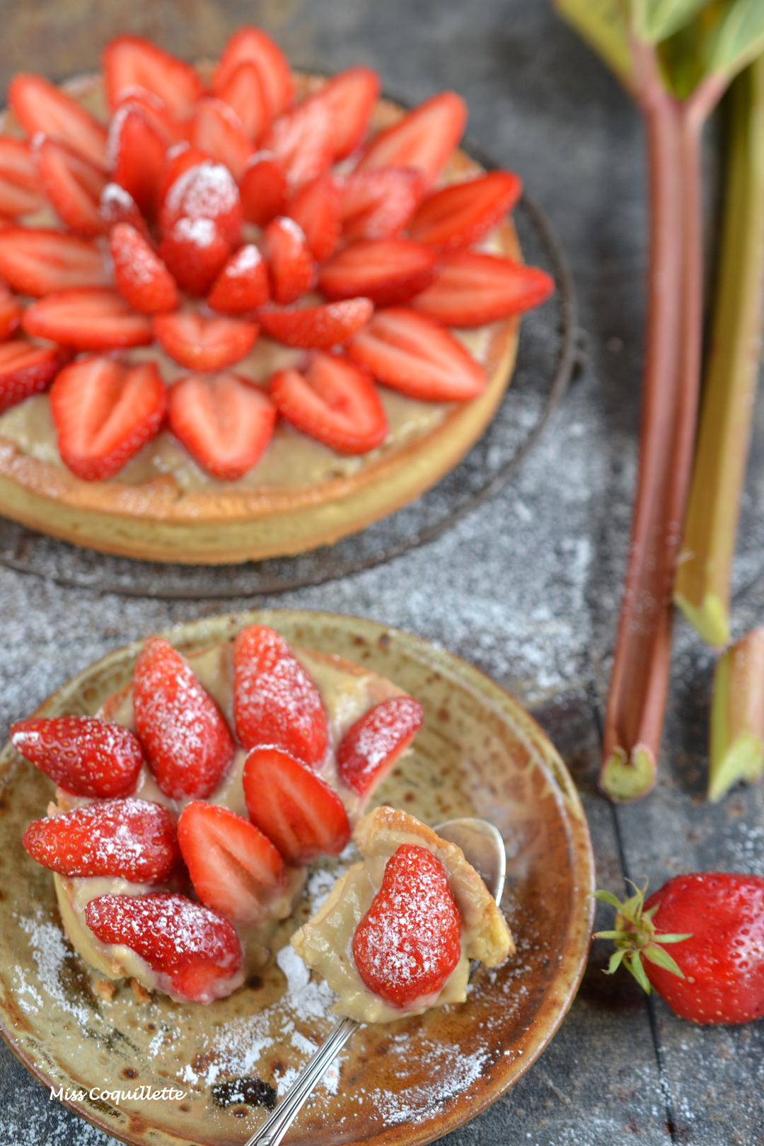 Tarte fraises rhubarbe - Visuel de recette - J'ai Pas Faim!!! - Copyright Miss Coquillette